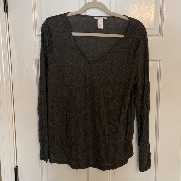 H&M dark gray, long sleeve, v-neck tee shirt. Size medium. - Picture 3 of 3
